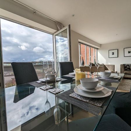 Quayside Apartment With Riverside Views & Parking Нюкасъл ъпон Тайн Екстериор снимка