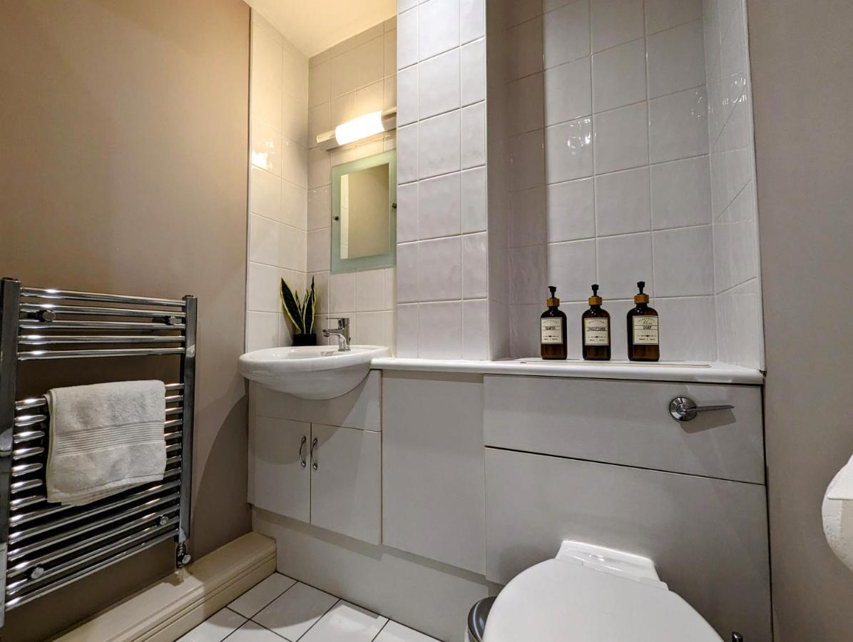 Quayside Apartment With Riverside Views & Parking Нюкасъл ъпон Тайн Екстериор снимка