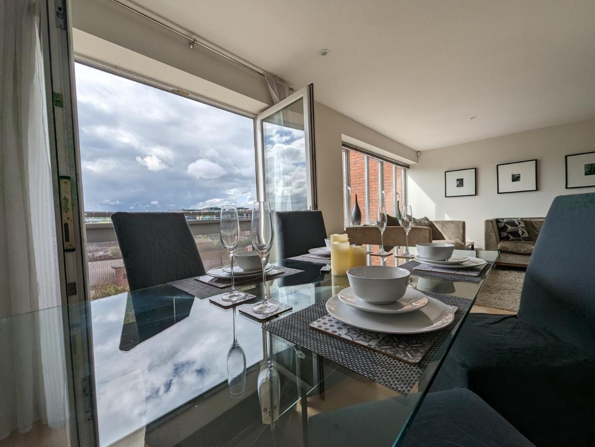 Quayside Apartment With Riverside Views & Parking Нюкасъл ъпон Тайн Екстериор снимка